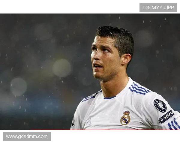 日本亚与阿联酋亚激战正酣比分悬念迭起引发球迷热议 日本亚与阿联酋亚激战正酣比分悬念迭起引发球迷热议