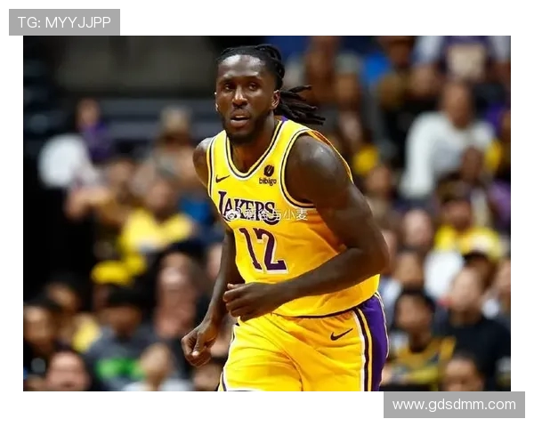 湖人雄鹿激战正酣双方全力以赴争夺胜利荣耀