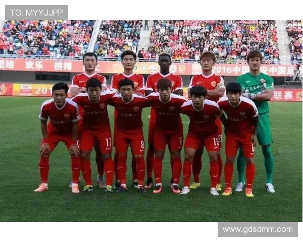 重庆足球队以76分领跑杯赛积分榜展现强劲实力和夺冠希望